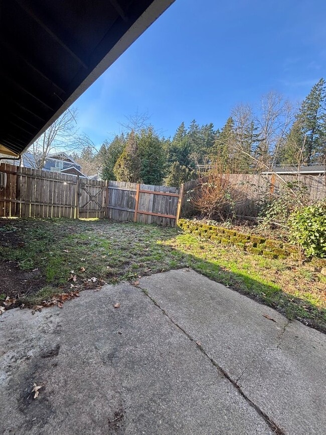 Building Photo - Located in a Desirable Area in Wilsonville 2 Bedroom Unit in a 4 Plex