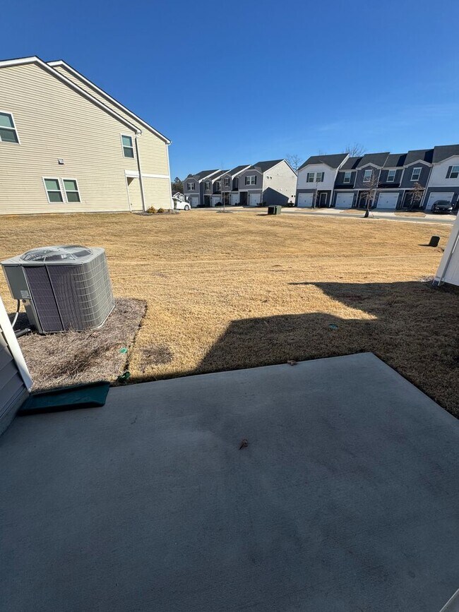 Building Photo - Beautiful 3BR 2.5 Townhouse w/ 2-Car Garage •  EV Plug • Quartz Island • End Unit in Charlotte