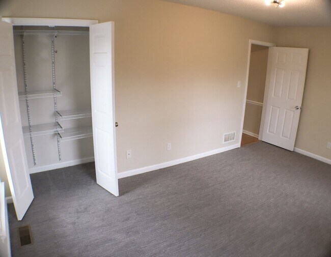 Building Photo - Lovely 5 bedroom, 2 bathroom brick home in Reidsville