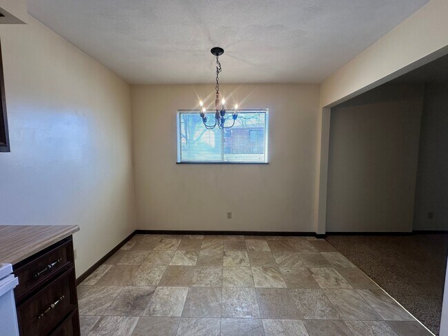 Building Photo - 2 Bedroom/1 Bath Apartment For Rent