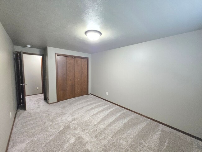 Building Photo - East Sioux Falls 4 Bed, 3 Bath Walkout Twi...