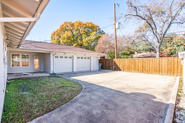 Building Photo - 6501 Ravendale Ln