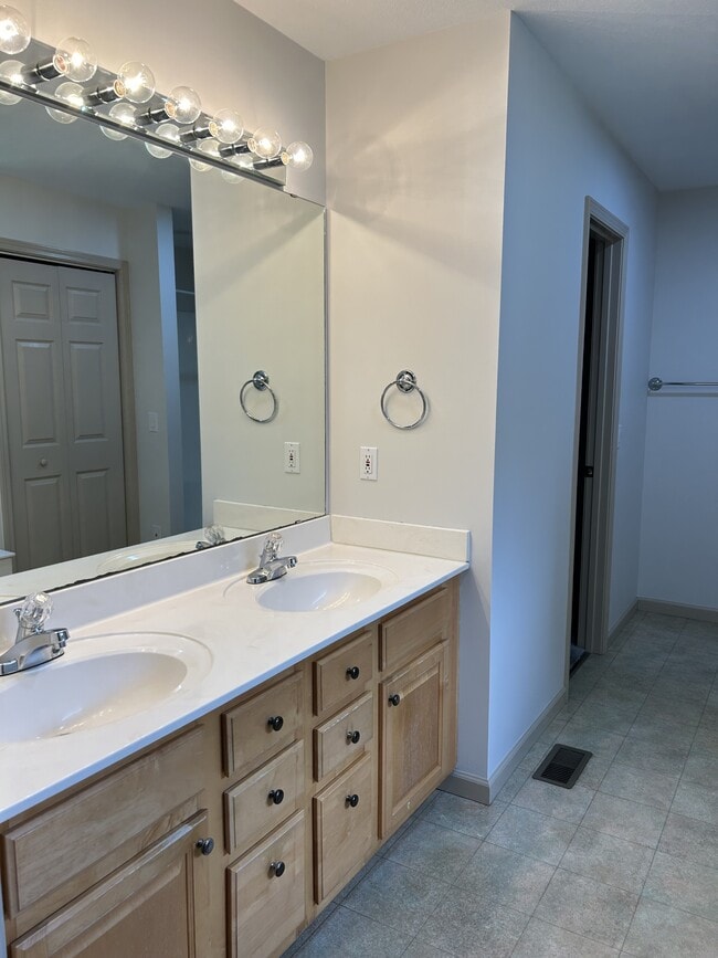 Building Photo - 129 Ivy Ln