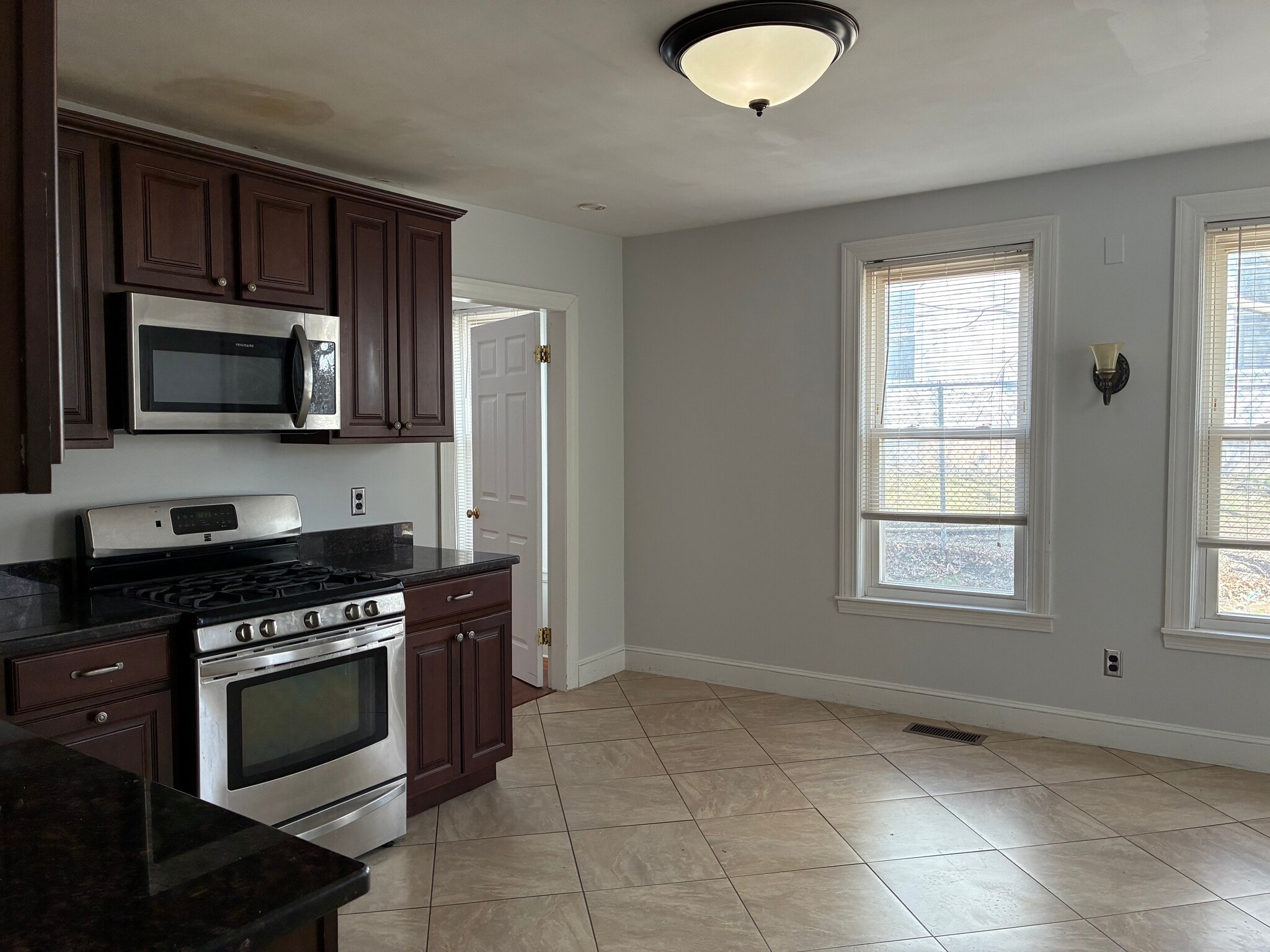 Building Photo - 77 King St