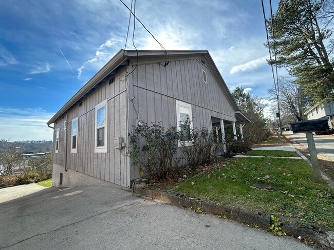 Building Photo - Furnished 2/2 House in Downtown Ellijay- $1,995