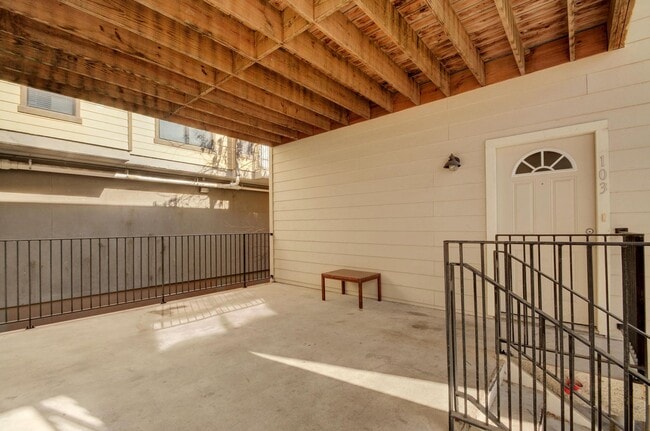 Building Photo - West Campus Gem!!!