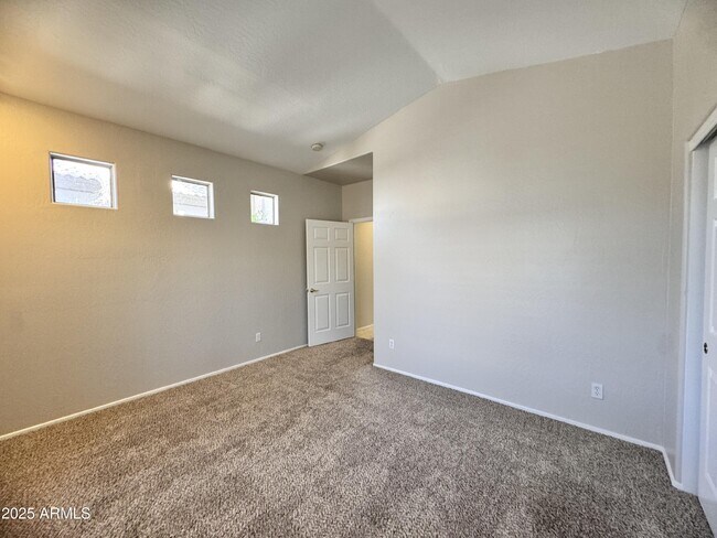 Building Photo - 673 S Peppertree Dr