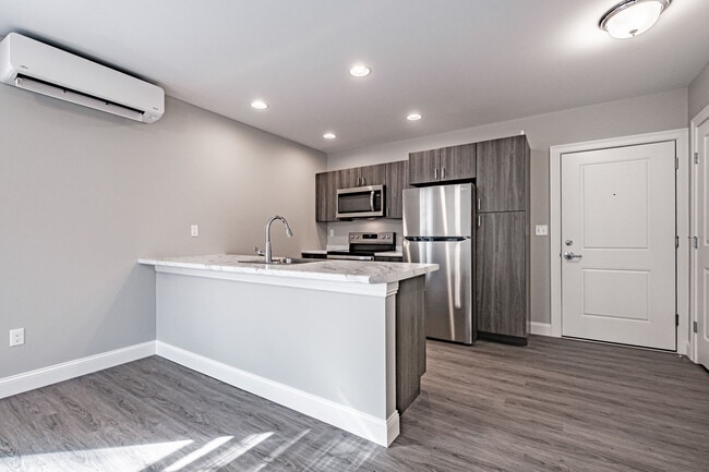 Building Photo - 8 Friendly Way