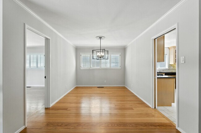 Building Photo - Spacious 2BD/2BA Home with Bonus Huge Room...