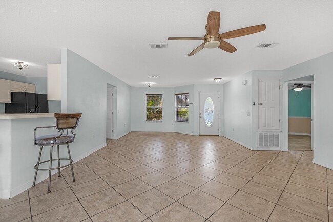 Building Photo - Spacious 3/2 w/Electricity Included Availa...