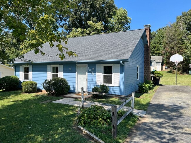 Building Photo - 1681 Village Pl