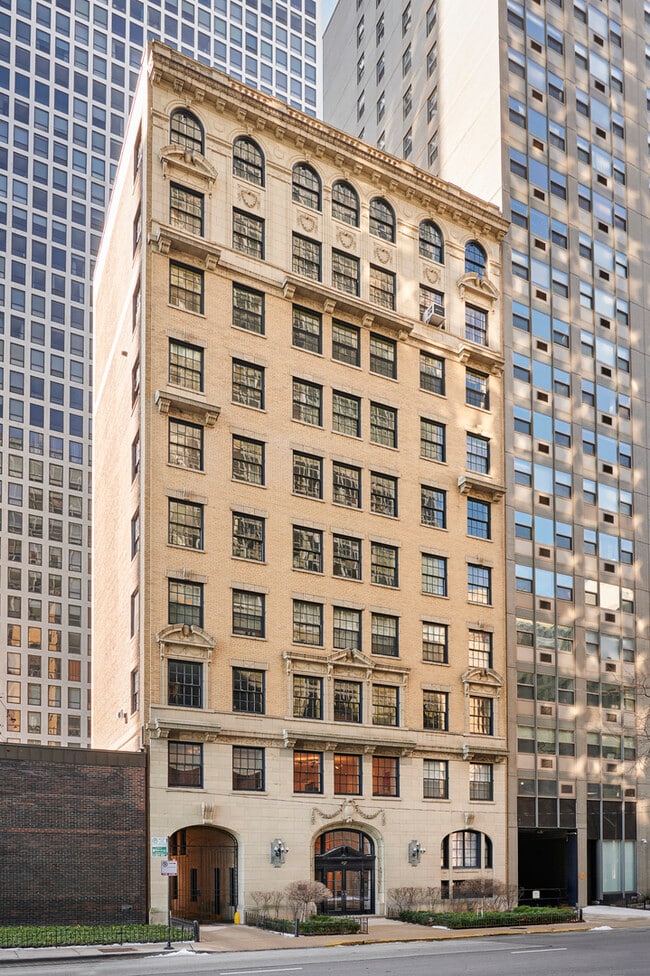 Building Photo - 257 E Delaware Pl