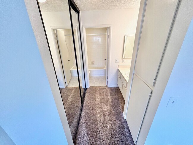 Building Photo - ADORABLE UPSTAIRS CONDO! 2 BEDROOM / 2 FUL...