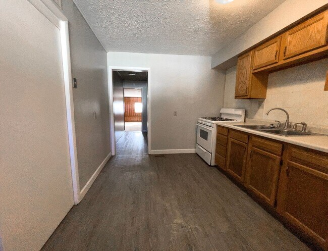 Building Photo - 1900 E 22nd St