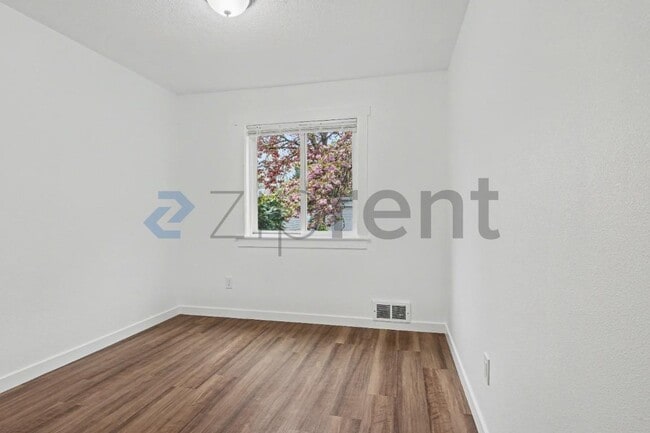 Building Photo - 2742 SE 138th Ave