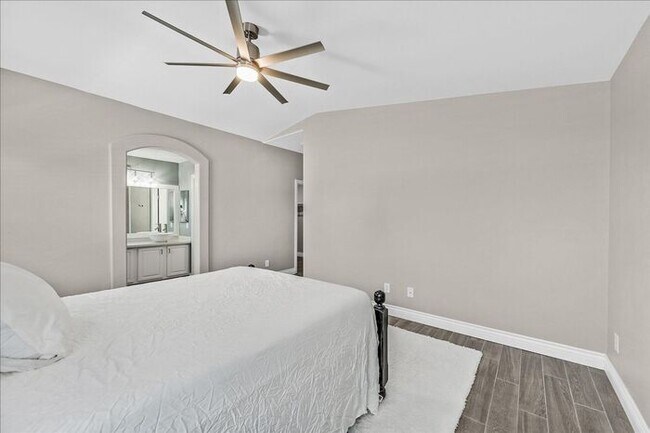 Building Photo - Stunning 3-Bedroom Townhome with Spacious Backyard & Fireplace