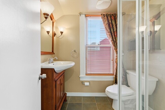 Building Photo - Charming 3 Bedroom/4 Bathroom Detached Home Located In The South Side Flats.  Available Immediately.