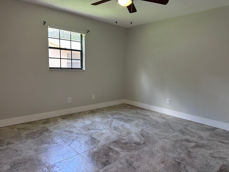 Building Photo - 907 Royal Oak Ct