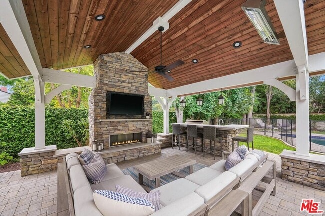 Building Photo - 15434 Sutton St