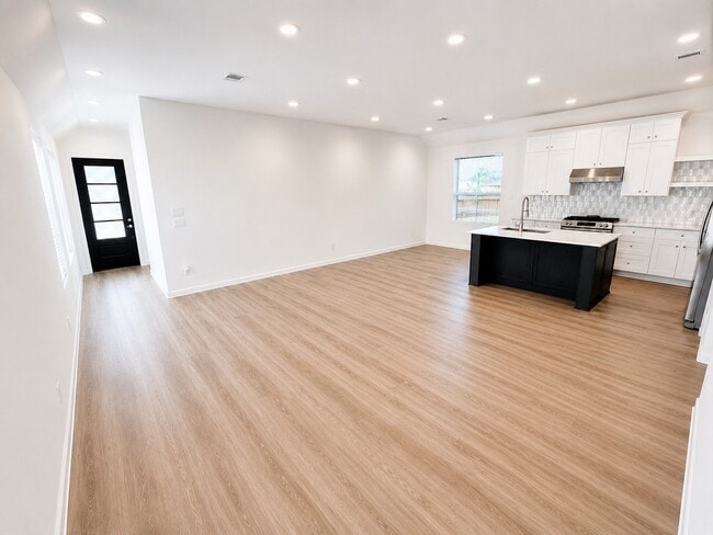 Building Photo - 15520 Maple