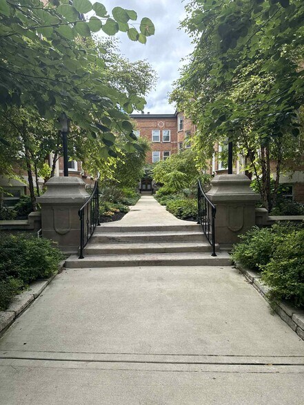 Primary Photo - 631 W Barry Ave
