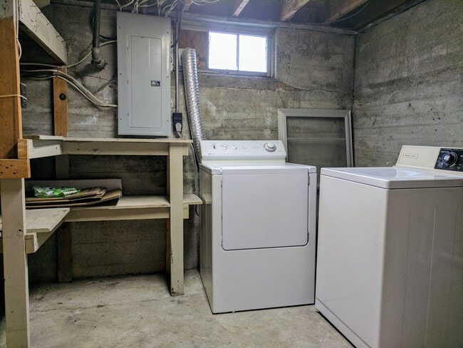 Building Photo - 729 Thurston St