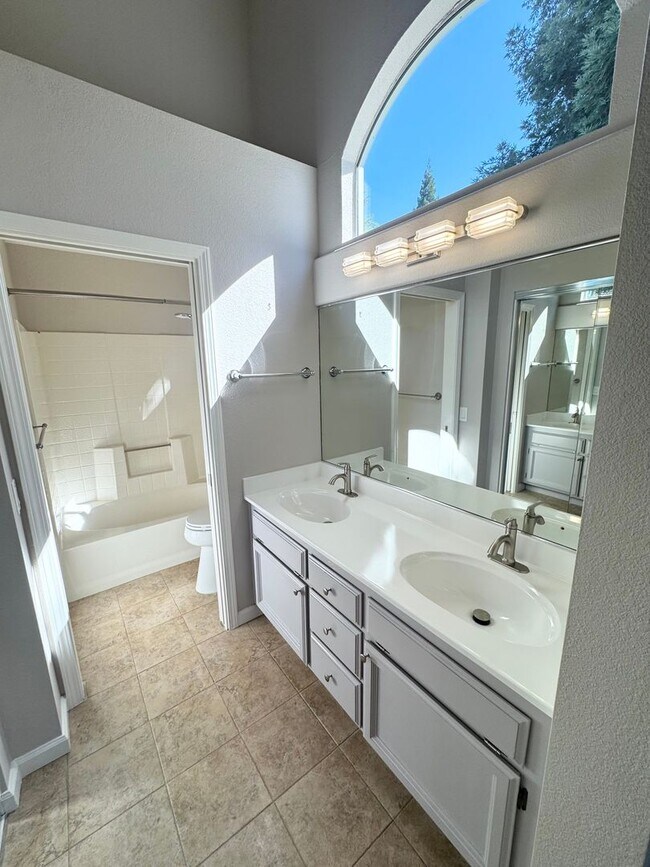 Building Photo - Move-In Ready 3-Bed, 2-Bath Home in Roseville! SEE VIDEO