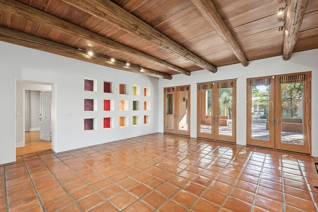 Building Photo - Elegant 3-Bedroom Home in Historic Tucson