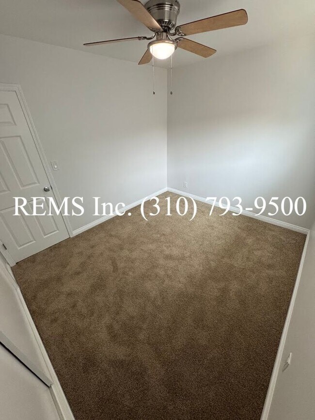 Building Photo - Remodeled Duplex Unit with Laundry Hook-Up...