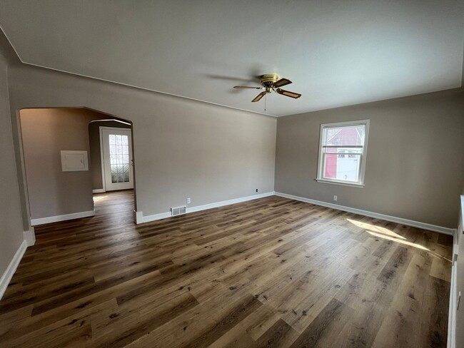 Building Photo - Spacious 2 Bedroom, 1 Bath Home with Garag...