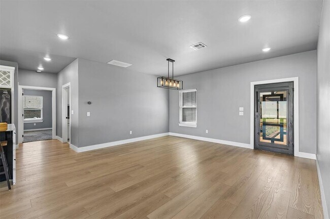 Building Photo - 4930 Meadow Dr
