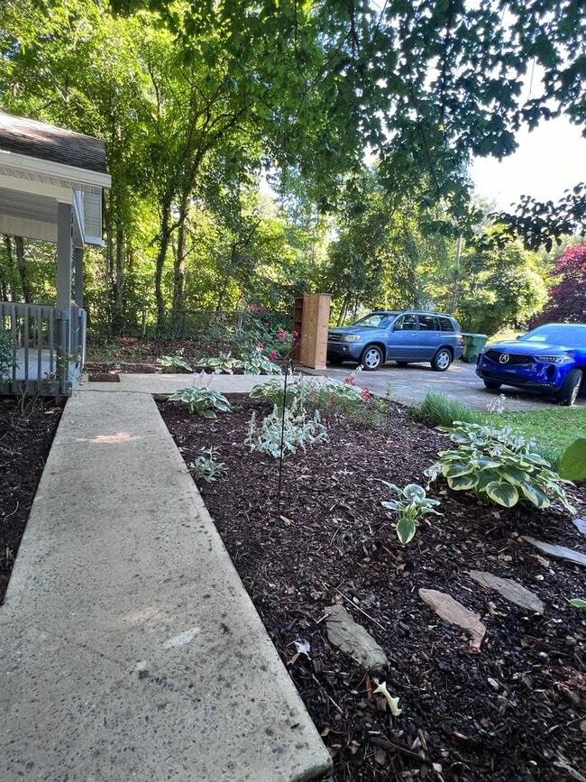 Building Photo - Lovely 3 bedroom/2 bathroom, Convenient Royal Pines area.