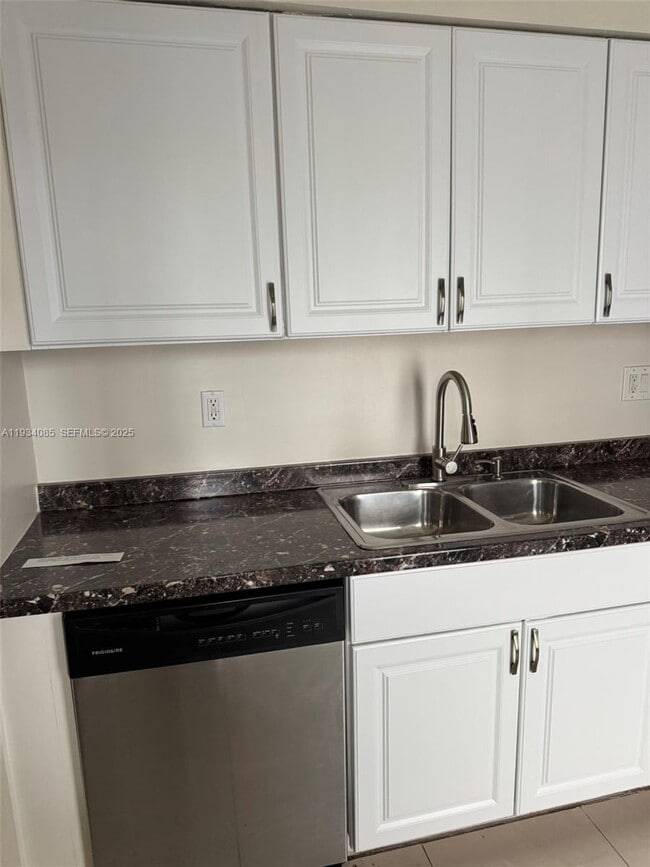 Building Photo - 301 Golden Isles Dr