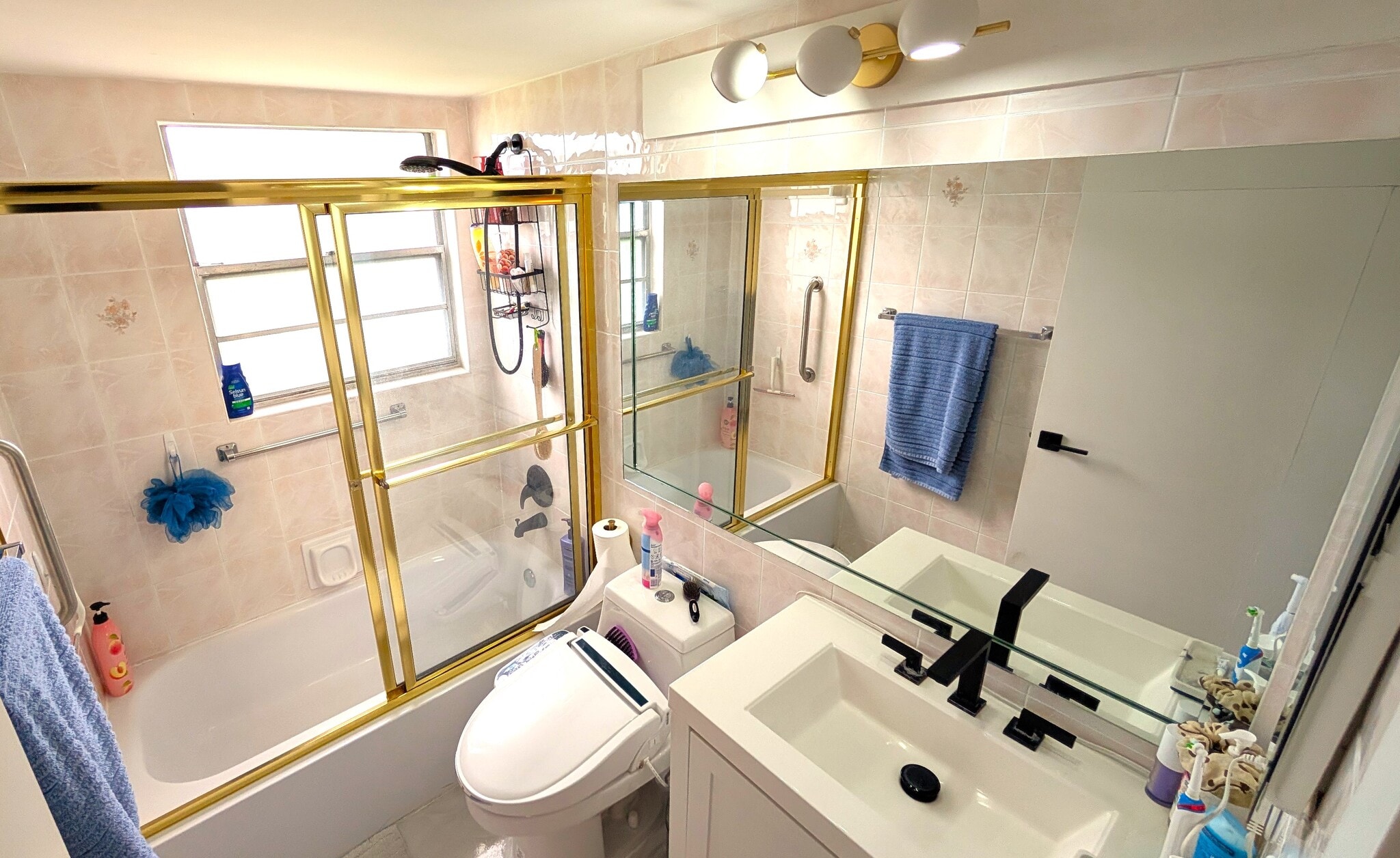 Building Photo - 542 Fanshaw M