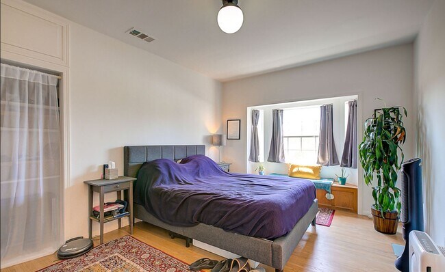 Master bedroom with bay windo - 663 Micheltorena St