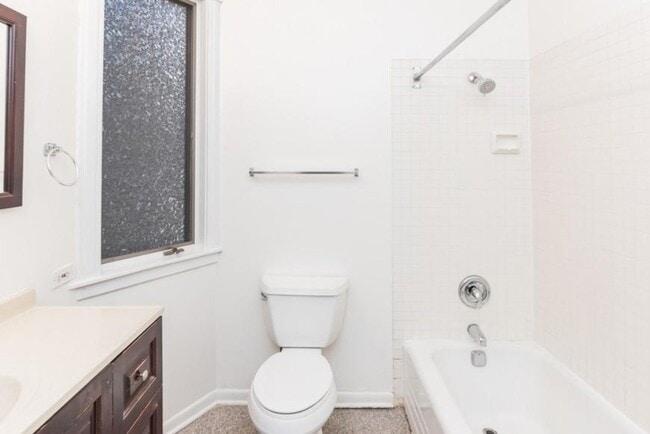Building Photo - 3 bedroom in Chicago IL 60613