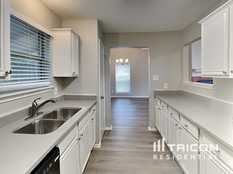 Building Photo - 404 Moss Hill Dr