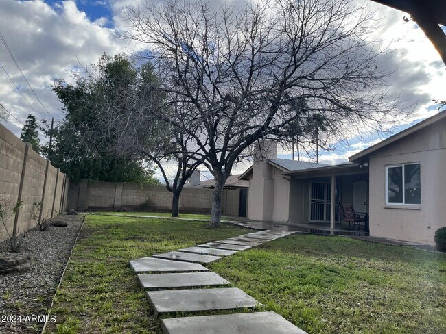 Building Photo - 8609 N 16th Ave