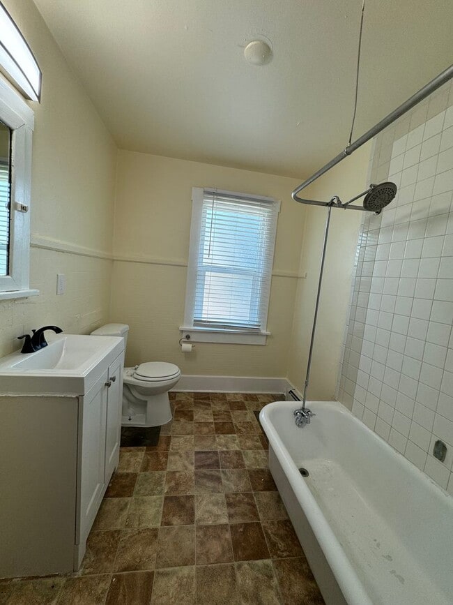 Building Photo - Fully updated 2 bedroom Apartment in the A...