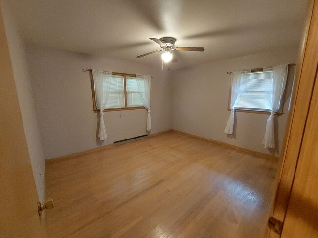 Building Photo - 3 Bedroom 1 1/2 bath brick ranch with 2 ca...