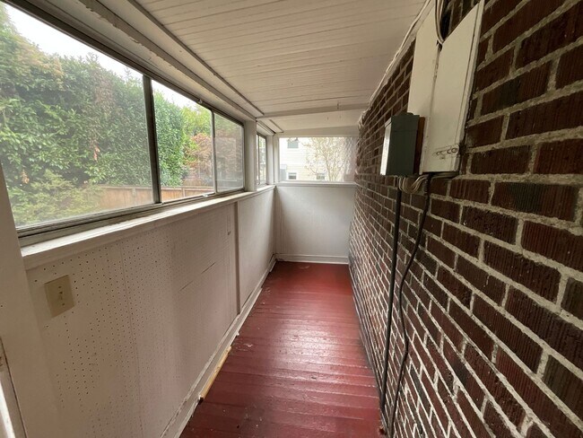 Building Photo - $500 Move In Special - Beautiful 3-bedroom...