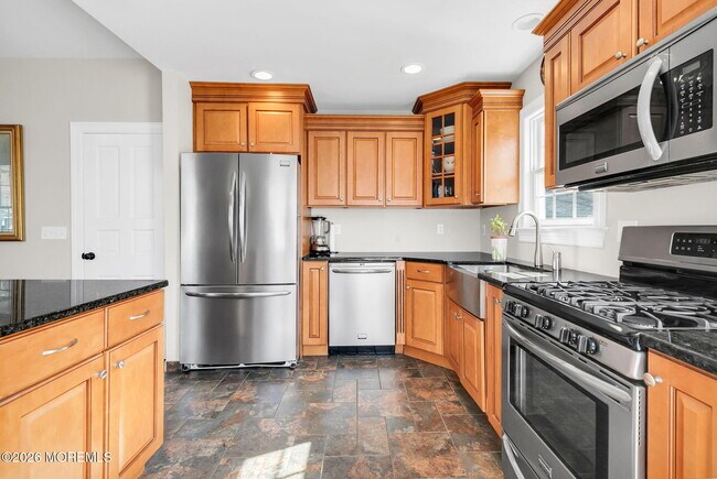 Building Photo - 11 Lakeside Ave