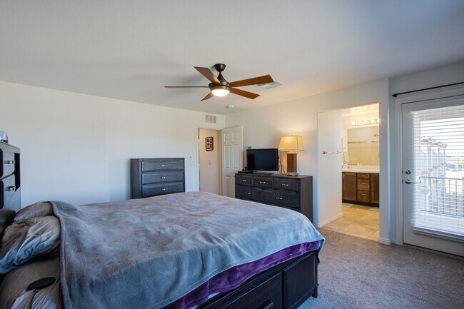 Building Photo - 2 Story Townhouse in Gated Community! Comi...