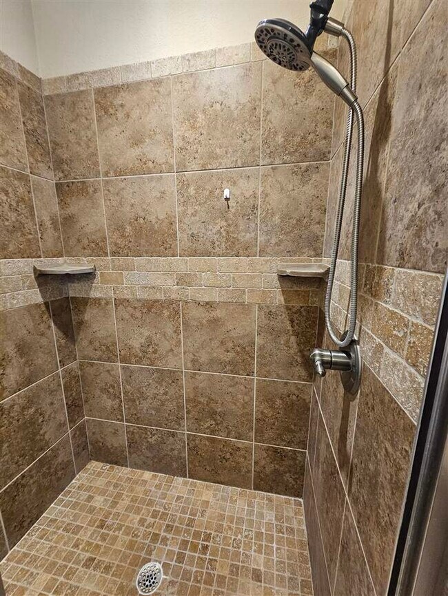Building Photo - 6 NE Summerwood Dr