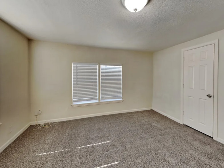 Building Photo - 5708 Kilpatrick Ave