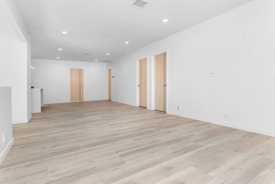 Building Photo - 2611 S Bentley Ave