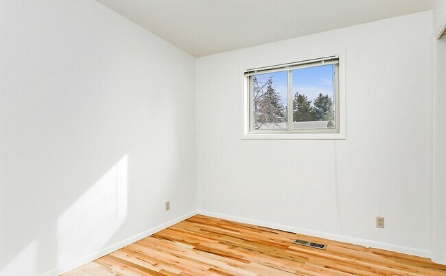 Building Photo - Beautiful 4 bedroom, 2 bath home in Southe...