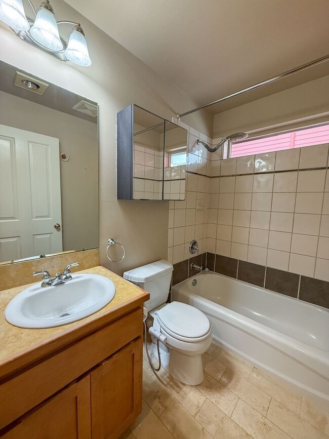 Building Photo - 2bd/1.5ba Seattle Condo