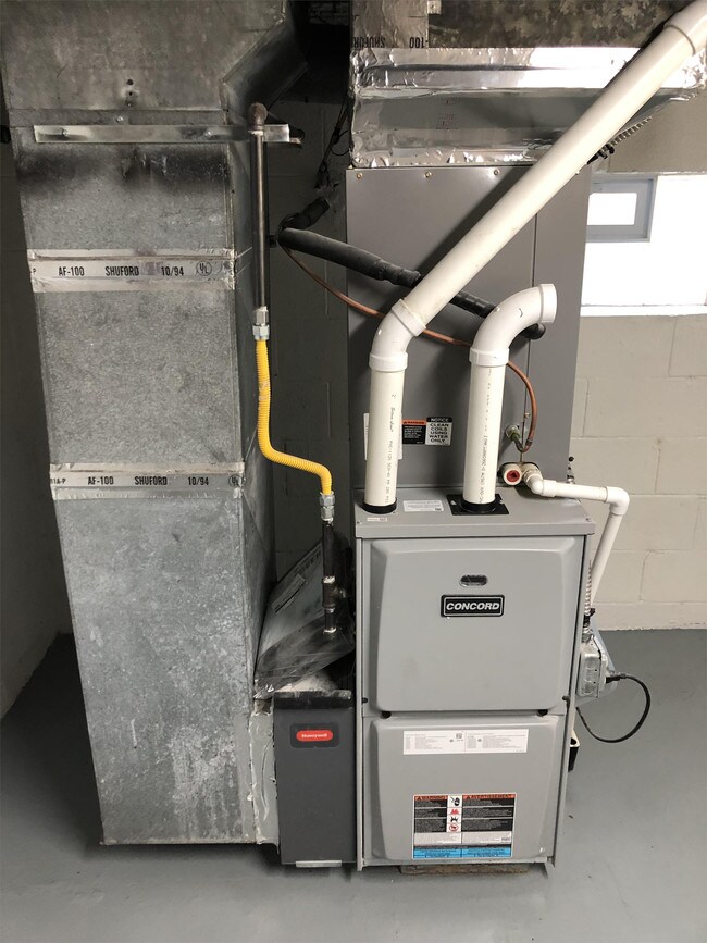 Building Photo - 675 N Overlook Dr