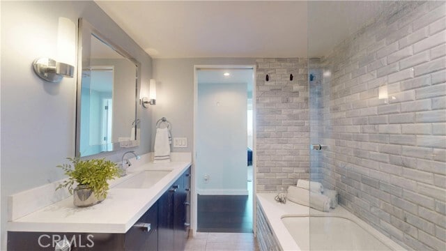 Building Photo - 818 N Doheny Dr